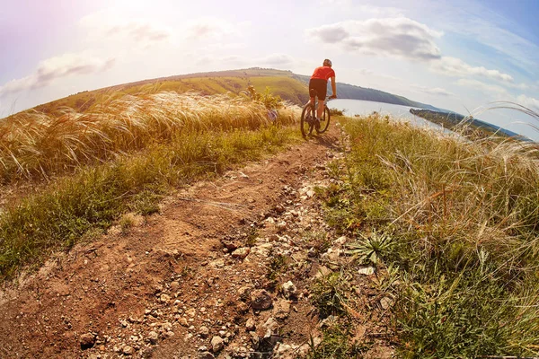 macera dağ bisikleti üzerinde Riverside