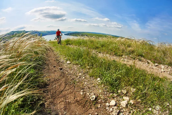 Abenteuer Mountainbiken am Flussufer — Stockfoto