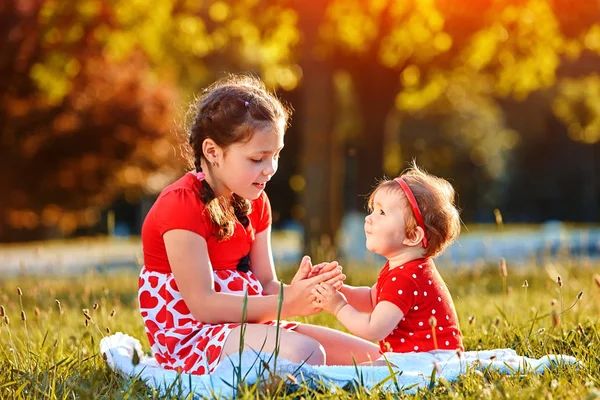 Duas meninas brincando no parque de verão . — Fotografia de Stock