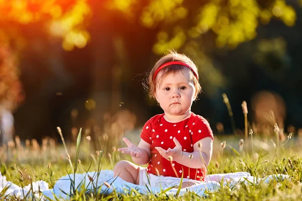 Primer plano retrato de verano de la hermosa niña en el césped en el parque . — Foto de Stock