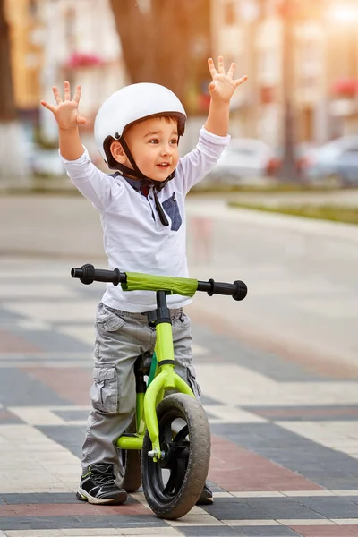 백색 헬멧에 행복 한 소년 그의 첫 번째 자전거를 타고 — 스톡 사진