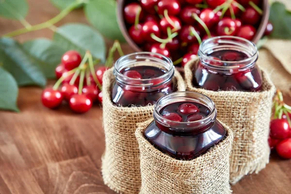 Ahşap zemin üzerinde kiraz reçeli