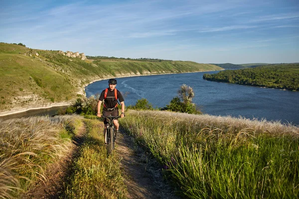 Cestovatel má adventur na louce na riverside — Stock fotografie