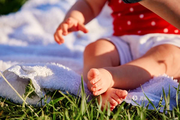 Primer plano piernas de niña en suave almohada — Foto de Stock