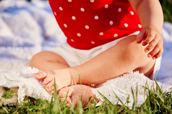 Primer plano piernas de niña en suave almohada — Foto de Stock