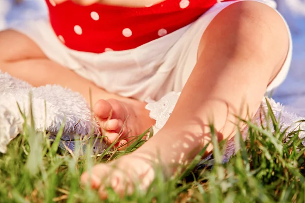 Primer plano piernas de niña en suave almohada — Foto de Stock