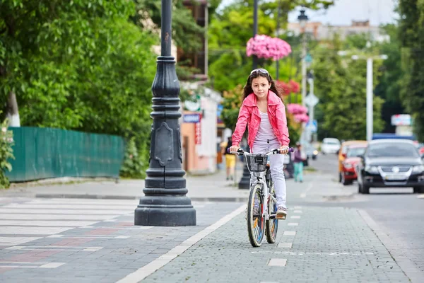 Słodkie dziecko w kask kolarstwa na zewnątrz. Dziewczynka na czerwony rower zdrowych dzieci w wieku przedszkolnym letnich aktywności. — Zdjęcie stockowe
