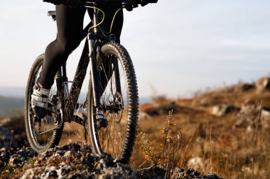 Mavi gökyüzü bir arka plan üzerinde sürme motorcu.