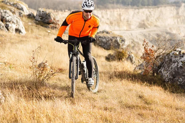 Mountain Bike fietser weide spoor rijden — Stockfoto
