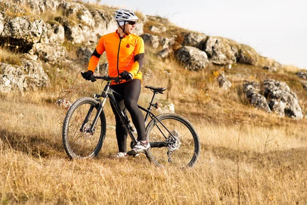 Górski rower rowerzysta jazda łąka ścieżka — Zdjęcie stockowe