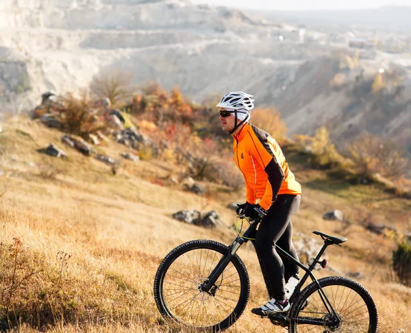 Bicicleta de montaña ciclista a caballo Meadow track — Foto de Stock