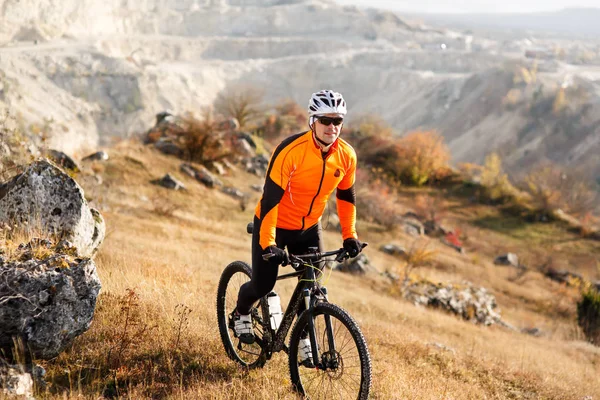 Bicicleta de montaña ciclista a caballo Meadow track — Foto de Stock