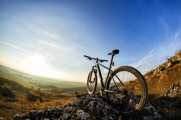 Велосипедные силуэты с голубым небом на насыпи — стоковое фото
