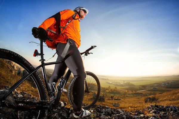 Ciclista con una mochila — Foto de Stock