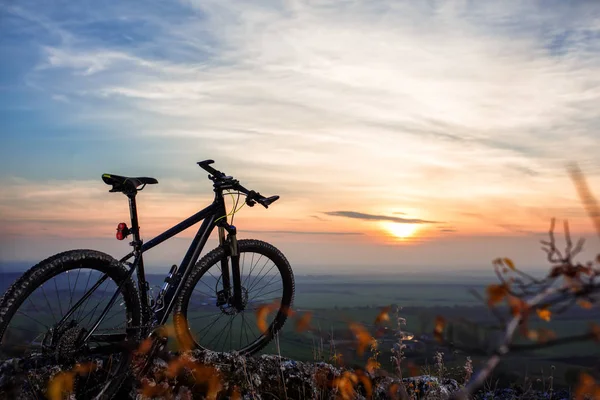 Bicycle silhouettes with sky on sunsets time. — Stock Photo, Image