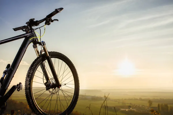 Fiets silhouetten met lucht en zon — Stockfoto