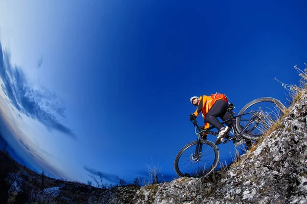 Ciclista de montaña en acción a través de rocas —  Fotos de Stock