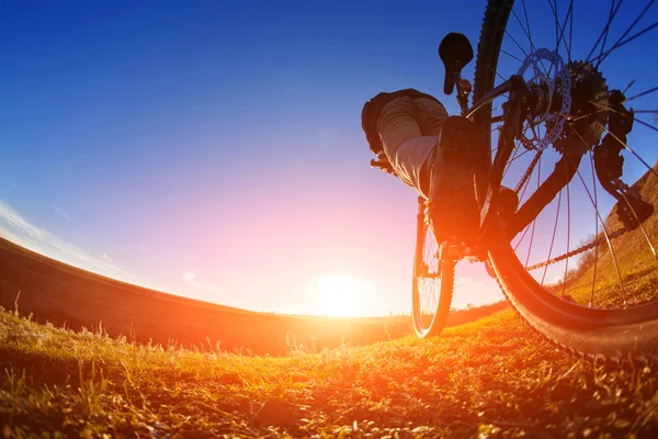 Pie ciclista con bicicleta de montaña en día soleado —  Fotos de Stock