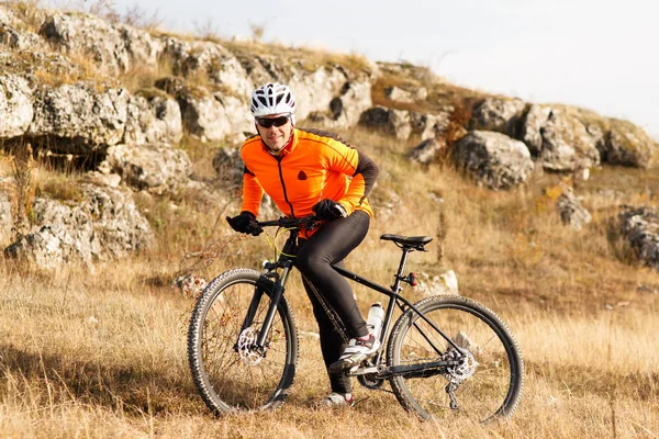 Mountain cyclist riding single track in valley — Stock Photo, Image