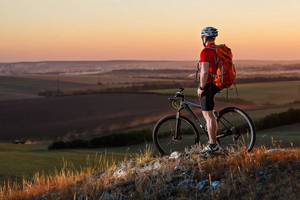 秋の背景に自転車に乗る旅行者 — ストック写真