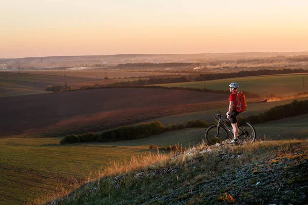 Traveler ride a bike on autumn background — Stock Photo, Image