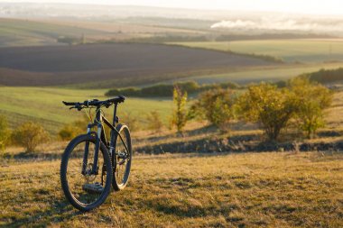 Dünyada Bisiklete binme Sunrise, sunset, özgürlüğe bir yolculuktur.