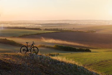 Dünyada Bisiklete binme Sunrise, sunset, özgürlüğe bir yolculuktur.