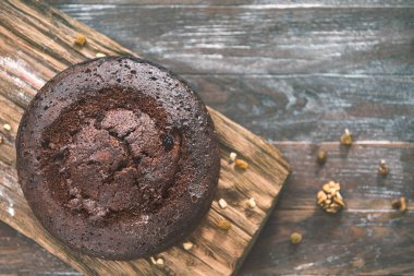 Ahşap masa üzerinde çatal ile lezzetli çikolatalı pasta dilimlenmiş