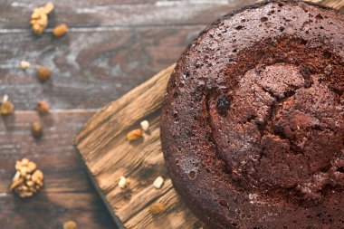 Ahşap masa üzerinde çatal ile lezzetli çikolatalı pasta dilimlenmiş