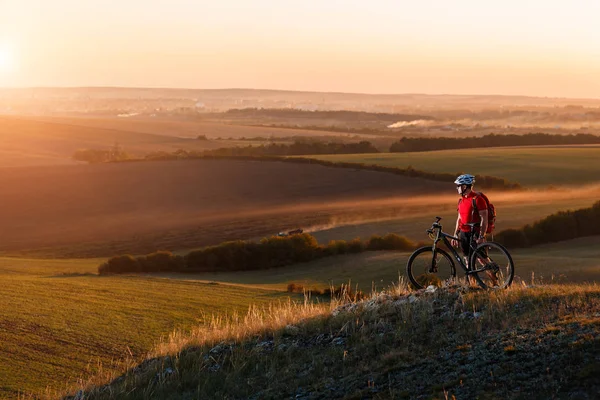 Dağ bisikleti motorcu turizm seyahat. Sonbahar manzara. Kırmızı forma ve beyaz kask bisikletle sporcu