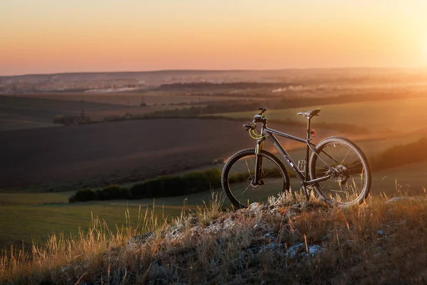 Sunrise, sunset, Cycling around the world Is a journey to freedom. — Stock Photo, Image