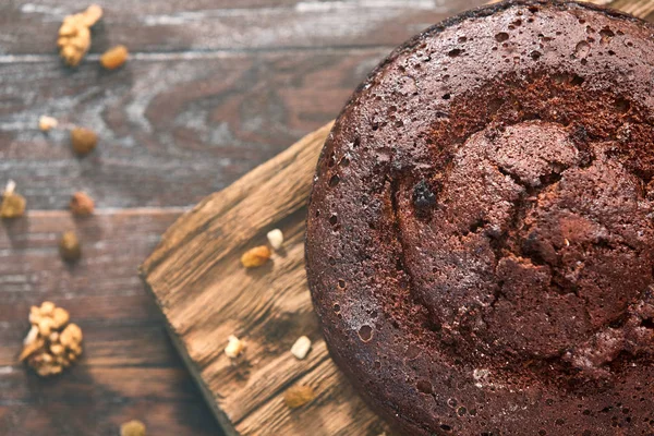 Ahşap masa üzerinde çatal ile lezzetli çikolatalı pasta dilimlenmiş