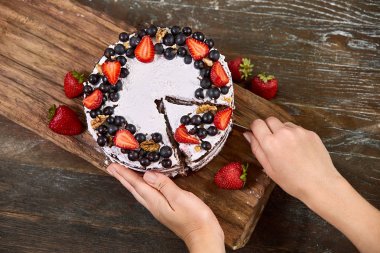 Sünger kek çilek ile yapım. Taze krema koyarak el pasta