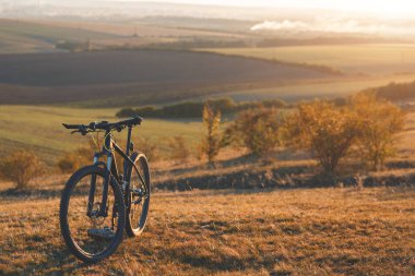 Dünyada Bisiklete binme Sunrise, sunset, özgürlüğe bir yolculuktur.