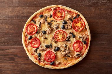 lezzetli İtalyan pizza tahta masada görev yaptı.