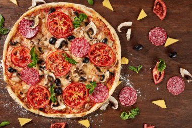 lezzetli İtalyan pizza tahta masada görev yaptı.