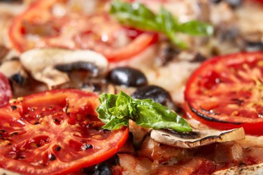 Salam, domates ve zeytin pizza closeup