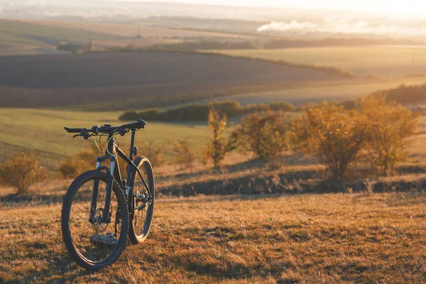 Dünyada Bisiklete binme Sunrise, sunset, özgürlüğe bir yolculuktur.