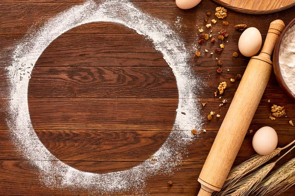 Hornear pastel de chocolate en la cocina rural o rústica. Receta de masa ingredientes en mesa de madera vintage — Foto de Stock