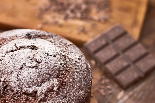 Sabroso pastel de chocolate en la mesa, primer plano — Foto de Stock