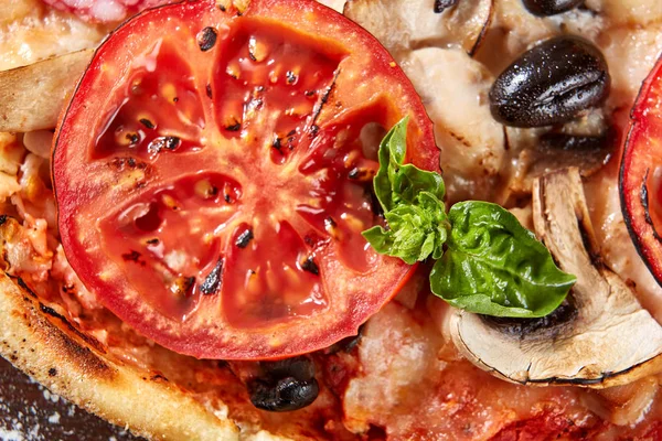 Salam, domates ve zeytin pizza closeup