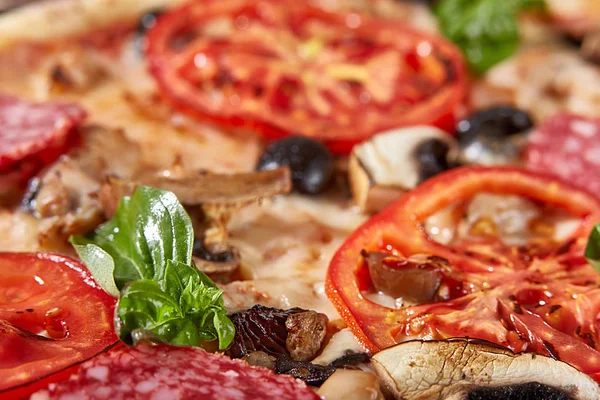 Salam, domates ve zeytin pizza closeup