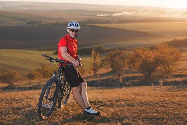 Bicicleta aventura viaje foto. Bicicleta turistas paseo en el campo cuesta abajo . — Foto de Stock