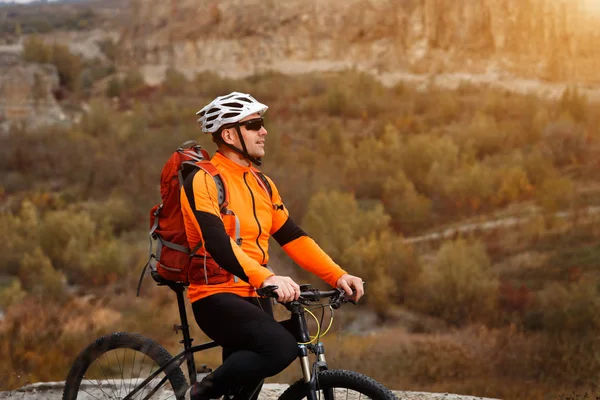 Bicicleta aventura viaje foto. Bicicleta turistas paseo en el campo cuesta abajo . — Foto de Stock