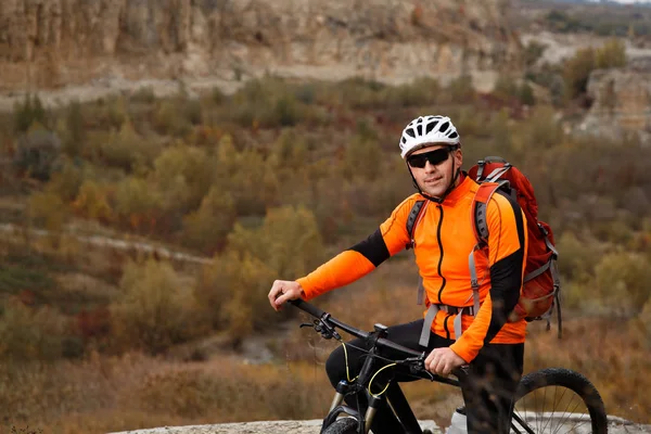 Bicicleta aventura viaje foto. Bicicleta turistas paseo en el campo cuesta abajo . — Foto de Stock