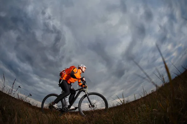 Bike adventure travel zdjęcie. Turystów rowerze jeździć na zjeździe wsi. — Zdjęcie stockowe