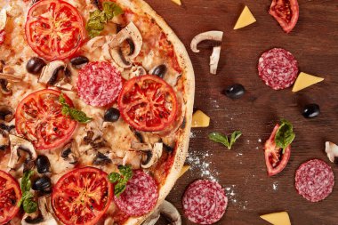 Pizza domates, mozzarella peyniri, Siyah Zeytin ve fesleğen. Lezzetli İtalyan pizza ahşap pizza yönetim kurulu.