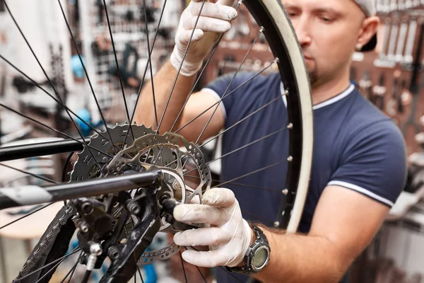 Mechanik rowerowy w warsztacie w procesie naprawy — Zdjęcie stockowe