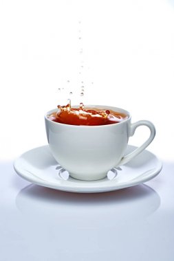 Mükemmel beyaz fincan beyaz izole