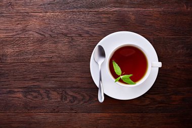 yeşil çay limon ve nane ahşap masa arka plan üzerinde